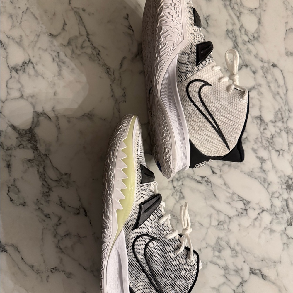 Nike White and Black Sneakers